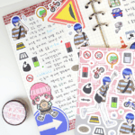 발걸음 사이 담벼락 스티커